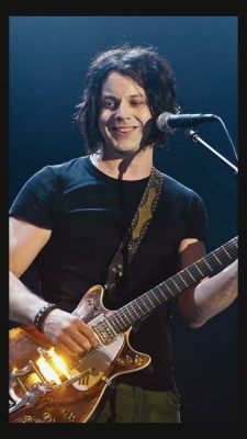 Seven Nation Army Enerjik Gitar Riffleriyle ve Şarkıcı Jack White’ın Güçlü Vokalleriyle Unutulmaz Bir Klasik Oluyor