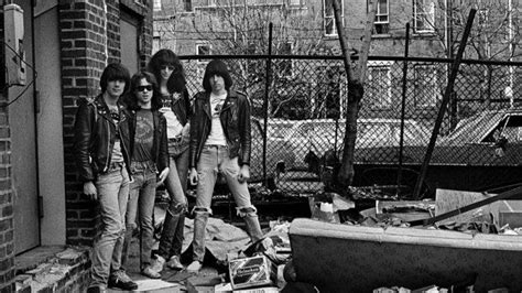 Blitzkrieg Bop: Hızlı Tempolu Gitar Riffleriyle Dolu Punk Rock Klasik Bir Şarkı